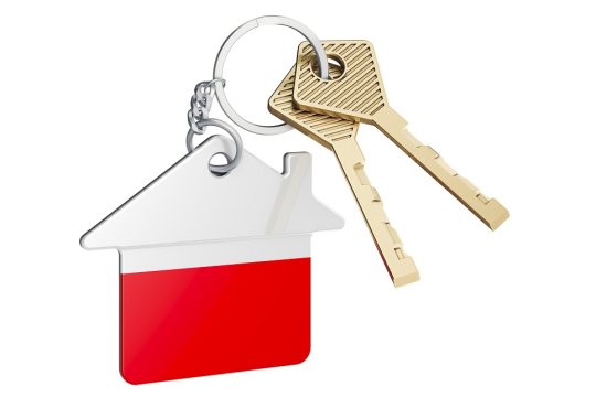 Brelok w kształcie domu w barwach Polski z doczepionymi kluczami
