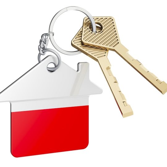 Brelok w kształcie domu w barwach Polski z doczepionymi kluczami